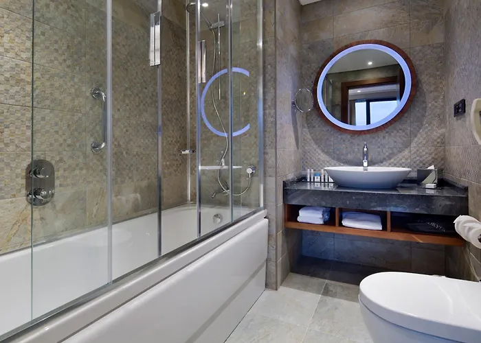 Отель Doubletree By Hilton - Piyalepasa